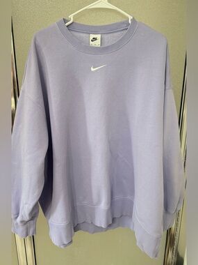 Nike Women’s Lavender Crewneck Sweatshirt with White Swoosh XXL